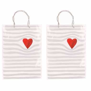 2x witte cadeautasjes met hartje 34 x 25 cm