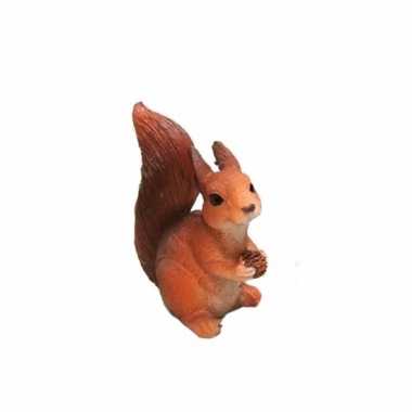 Eekhoorn beeldje met dennenappel 7,5 cm
