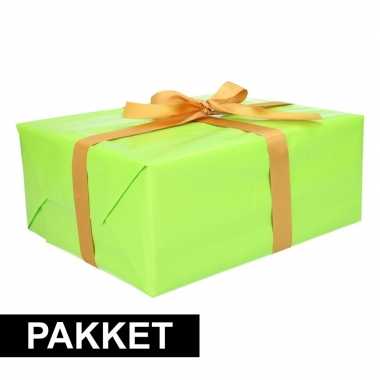 Groen inpakpapier pakket met goud lint en plakband