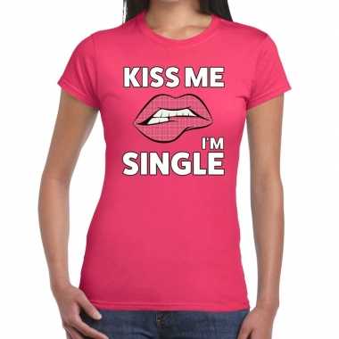 Kiss me i am single t-shirt roze dames