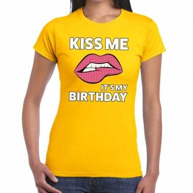 Kiss me it is my birthday t-shirt geel dames