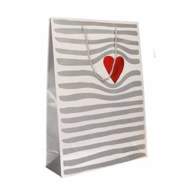 Wit cadeautasje met hartje voor valentijn 34 x 25 cm