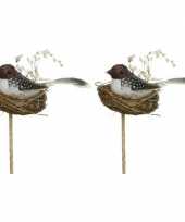 2x donkerbruin witte stip vogeltje in nest met eitje 7 cm steker trend