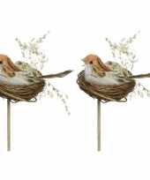2x witte oranje paasvogeltjes in nest met eitje 7 cm op steker trend