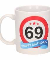 Beker mok 69 jaar verkeersbord trend