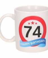 Beker mok 74 jaar verkeersbord trend