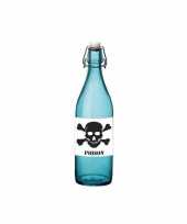 Blauwe fles met gifdrank en poison etiket trend