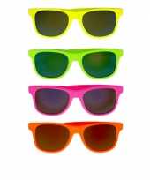 Gekleurde retro zonnebril trend