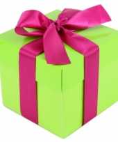 Kerst cadeautje limegroen met roze strik 10 cm trend