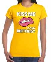 Kiss me it is my birthday t-shirt geel dames trend