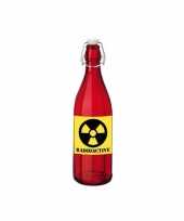 Rode fles met gifdrank en radioactive etiket trend