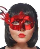 Rood oogmasker met veren voor dames trend