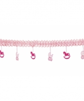 Roze geboorte slingers van papier trend