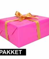 Roze inpakpapier pakket met goud lint en plakband trend