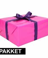 Roze inpakpapier pakket met paars lint en plakband trend