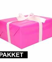 Roze inpakpapier pakket met wit lint en plakband trend