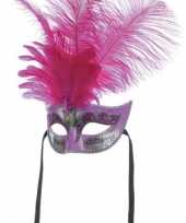 Roze masker met veren venetiaans trend