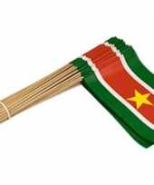 Surinaamse artikelen zwaaivlaggen trend