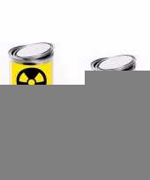 Twee blikken met gif radioactief stickers trend