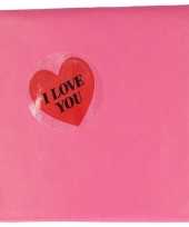 Valentijn roze cadeaupapier met hartjessticker trend