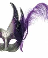 Venetiaans masker met paarse veer trend