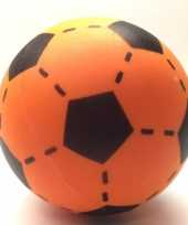 Zachte voetbal oranje gekleurd 20 cm trend
